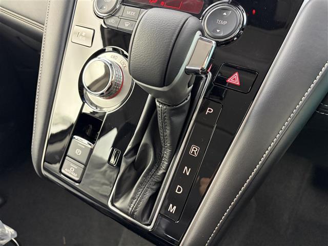 デリカＤ：５ シャモニー　登録済未使用車　両側パワースライドドア　ブラインドスポットモニター　衝突被害軽減ブレーキシステム　レーダークルーズコントロール　車線逸脱警報システム　ＬＥＤヘッドライト　ハーフレザーシート　スマートキ（11枚目）