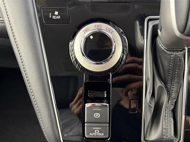 デリカＤ：５ シャモニー　登録済未使用車　両側パワースライドドア　ブラインドスポットモニター　衝突被害軽減ブレーキシステム　レーダークルーズコントロール　車線逸脱警報システム　ＬＥＤヘッドライト　ハーフレザーシート　スマートキ（13枚目）