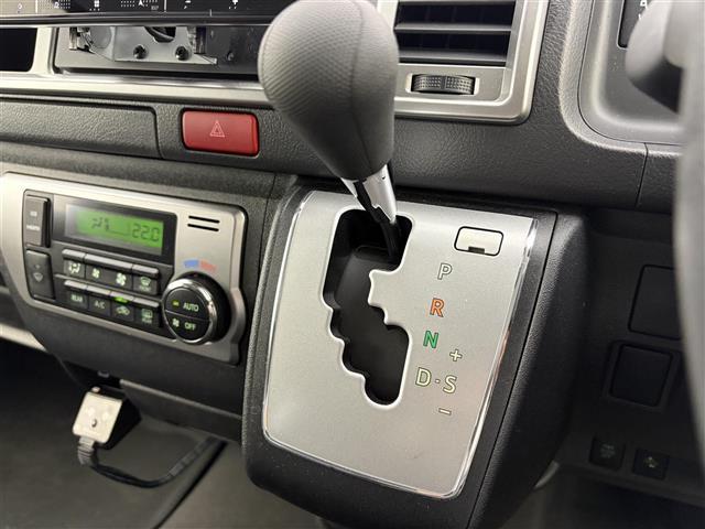 ハイエースワゴン ＧＬ　ＦＬＥＸコンプリートカー　シートアレンジ【ｆａｍｉｌｉａｒ】　ヒッチメンバー　防虫ネット　アミエース（左後網戸）　フロントバンパー　テールランプ　フォグランプ　社外ナビ　後席モニター　全方位カメラ（12枚目）