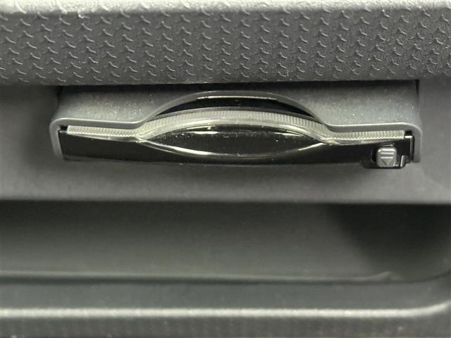 フレアクロスオーバー ＸＴ　ナビ　フルセグＴＶ　ＤＶＤ／ＣＤ　ＵＳＢ　デュアルカメラブレーキサポート　シートヒーター　ＥＴＣ　純正１８インチアルミホイール　横滑り防止装置　純正フロアマット　オートライト　スマートキー　スペアキー（9枚目）