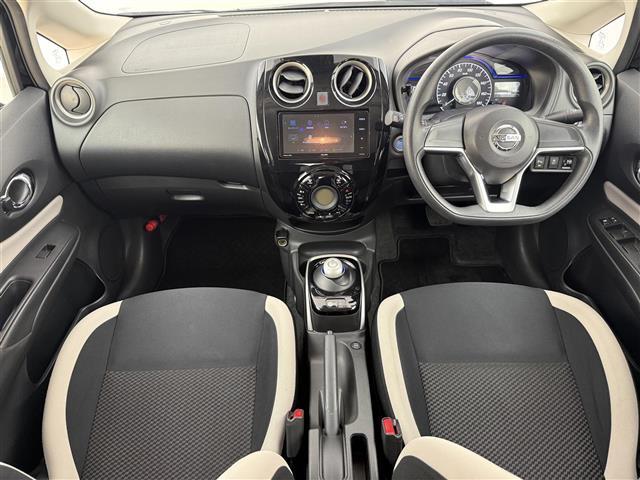 ノート ｅ－パワー　Ｘ　社外ナビ　Ｂｌｕｅｔｏｏｔｈ接続　フルセグＴＶ　ＣＤ／ＤＶＤ　衝突被害軽減ブレーキ　ＥＴＣ　オートライト　スマートキー　プッシュスタート　純正１５インチアルミホイール　フロアマット　スペアキー（2枚目）