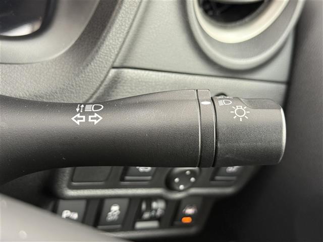 ノート ｅ－パワー　Ｘ　社外ナビ　Ｂｌｕｅｔｏｏｔｈ接続　フルセグＴＶ　ＣＤ／ＤＶＤ　衝突被害軽減ブレーキ　ＥＴＣ　オートライト　スマートキー　プッシュスタート　純正１５インチアルミホイール　フロアマット　スペアキー（6枚目）