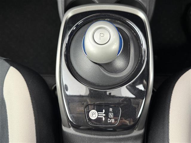 ノート ｅ－パワー　Ｘ　社外ナビ　Ｂｌｕｅｔｏｏｔｈ接続　フルセグＴＶ　ＣＤ／ＤＶＤ　衝突被害軽減ブレーキ　ＥＴＣ　オートライト　スマートキー　プッシュスタート　純正１５インチアルミホイール　フロアマット　スペアキー（13枚目）