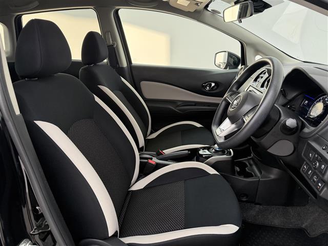 ノート ｅ－パワー　Ｘ　社外ナビ　Ｂｌｕｅｔｏｏｔｈ接続　フルセグＴＶ　ＣＤ／ＤＶＤ　衝突被害軽減ブレーキ　ＥＴＣ　オートライト　スマートキー　プッシュスタート　純正１５インチアルミホイール　フロアマット　スペアキー（18枚目）