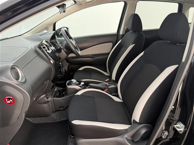 ノート ｅ－パワー　Ｘ　社外ナビ　Ｂｌｕｅｔｏｏｔｈ接続　フルセグＴＶ　ＣＤ／ＤＶＤ　衝突被害軽減ブレーキ　ＥＴＣ　オートライト　スマートキー　プッシュスタート　純正１５インチアルミホイール　フロアマット　スペアキー（19枚目）