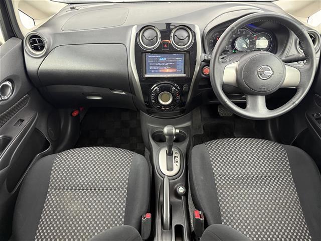 ノート ライダー ETC 純正フロアマット スマートキー プッシュスタート ドアバイザー 電動格納ミラー アイドリングストップ シガーソケット 社外15インチAW フルセグTV CD DVD 取扱説明書 保証書(42枚目)