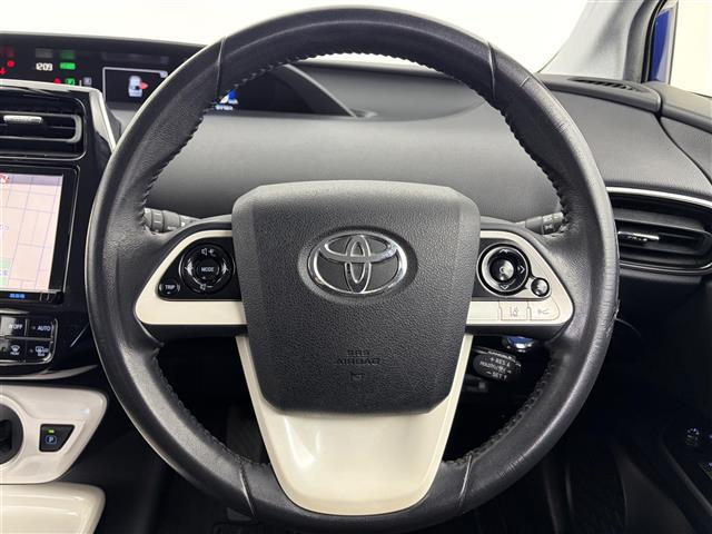 プリウス Ａ　９型純正ナビ　Ｂカメラ　ＢＳＭ　ＨＵＤ　衝突軽減　追従式クルコン　革巻ステアリング　ＥＴＣ２．０　純正ドライブレコーダー　純正アルミホイール　パーキングアシスト　ドアバイザー　スマートキー　Ｐスタート（3枚目）