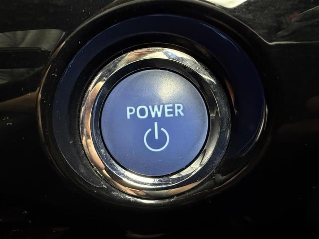 プリウス Ａ　９型純正ナビ　Ｂカメラ　ＢＳＭ　ＨＵＤ　衝突軽減　追従式クルコン　革巻ステアリング　ＥＴＣ２．０　純正ドライブレコーダー　純正アルミホイール　パーキングアシスト　ドアバイザー　スマートキー　Ｐスタート（5枚目）