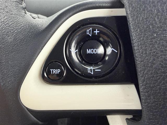 プリウス Ａ　９型純正ナビ　Ｂカメラ　ＢＳＭ　ＨＵＤ　衝突軽減　追従式クルコン　革巻ステアリング　ＥＴＣ２．０　純正ドライブレコーダー　純正アルミホイール　パーキングアシスト　ドアバイザー　スマートキー　Ｐスタート（6枚目）
