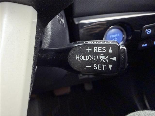 プリウス Ａ　９型純正ナビ　Ｂカメラ　ＢＳＭ　ＨＵＤ　衝突軽減　追従式クルコン　革巻ステアリング　ＥＴＣ２．０　純正ドライブレコーダー　純正アルミホイール　パーキングアシスト　ドアバイザー　スマートキー　Ｐスタート（10枚目）