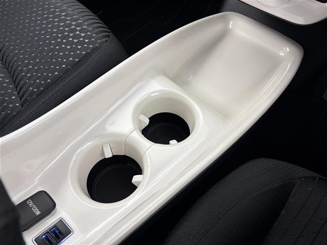 プリウス Ａ　９型純正ナビ　Ｂカメラ　ＢＳＭ　ＨＵＤ　衝突軽減　追従式クルコン　革巻ステアリング　ＥＴＣ２．０　純正ドライブレコーダー　純正アルミホイール　パーキングアシスト　ドアバイザー　スマートキー　Ｐスタート（15枚目）