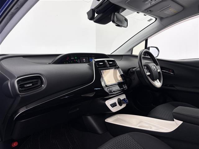 プリウス Ａ　９型純正ナビ　Ｂカメラ　ＢＳＭ　ＨＵＤ　衝突軽減　追従式クルコン　革巻ステアリング　ＥＴＣ２．０　純正ドライブレコーダー　純正アルミホイール　パーキングアシスト　ドアバイザー　スマートキー　Ｐスタート（24枚目）