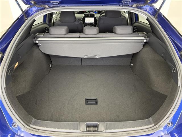 プリウス Ａ　９型純正ナビ　Ｂカメラ　ＢＳＭ　ＨＵＤ　衝突軽減　追従式クルコン　革巻ステアリング　ＥＴＣ２．０　純正ドライブレコーダー　純正アルミホイール　パーキングアシスト　ドアバイザー　スマートキー　Ｐスタート（28枚目）