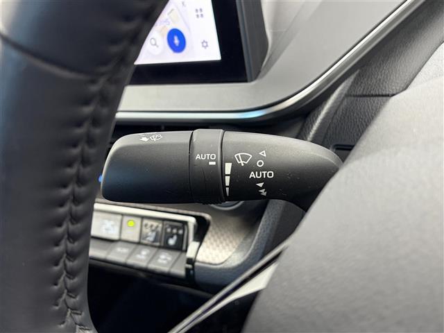 プリウス Ｚ　１２．３型純正ナビ　全方位カメラ　追従型クルコン　ＥＴＣ２．０　パワーシート　シートヒーター　ステアリングヒーター　合皮黒シート　衝突軽減　ワイヤレス充電　電動格納ミラー　電動リアゲート　オートライト（8枚目）