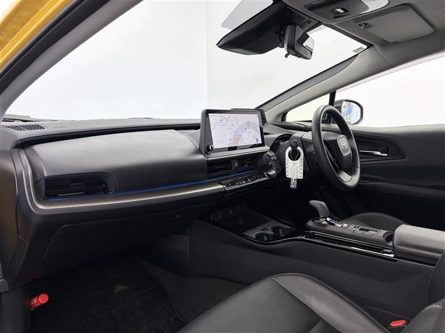 プリウス Ｚ　１２．３型純正ナビ　全方位カメラ　追従型クルコン　ＥＴＣ２．０　パワーシート　シートヒーター　ステアリングヒーター　合皮黒シート　衝突軽減　ワイヤレス充電　電動格納ミラー　電動リアゲート　オートライト（24枚目）