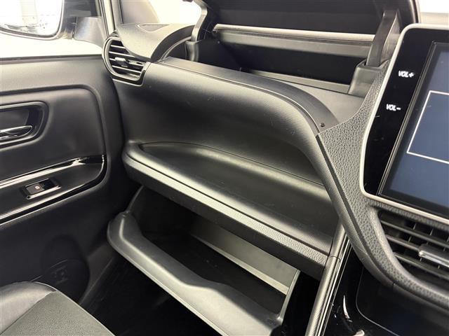 ノア ハイブリッドＳｉ　ダブルバイビー　モデリスタエアロ　両側パワースライドドア　クルーズコントロール　純正８インチナビＣＤ／ＤＶＤ／Ｂｌｕｅｔｏｏｔｈ／フルセグ　純正１２インチフリップダウンモニター　バックカメラ　ＥＴＣ　オートハイビーム（16枚目）