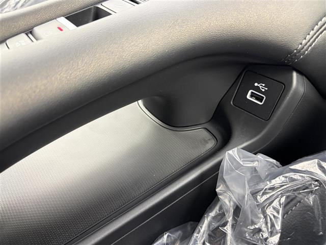 ＺＲ－Ｖ ｅ：ＨＥＶ　Ｚ特別仕様車ブラックスタイル　登録済未使用車　ホンダセンシング　ホンダコネクトディスプレイナビ　スマホ連動／フルセグ　全方位カメラ　ビルトインＥＴＣ２．０　前パワーシート／ヒーター　レザーシート　前後コーナーセンサー　純正１８ＡＷ（16枚目）