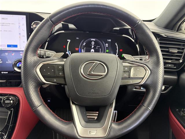 ＮＸ ＮＸ４５０ｈ＋　Ｆスポーツ　レクサスセーフティシステム　衝突軽減　レーンキープ　追従型クルコン　全方位カメラ　ＢＳＭ　前後ドライブレコーダー　パドルシフト　１４型純正ナビ　Ｃａｒｐｌａｙ　シート赤黒　カーテシランプ　ＥＴＣ２．０（3枚目）