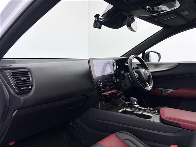 ＮＸ ＮＸ４５０ｈ＋　Ｆスポーツ　レクサスセーフティシステム　衝突軽減　レーンキープ　追従型クルコン　全方位カメラ　ＢＳＭ　前後ドライブレコーダー　パドルシフト　１４型純正ナビ　Ｃａｒｐｌａｙ　シート赤黒　カーテシランプ　ＥＴＣ２．０（24枚目）