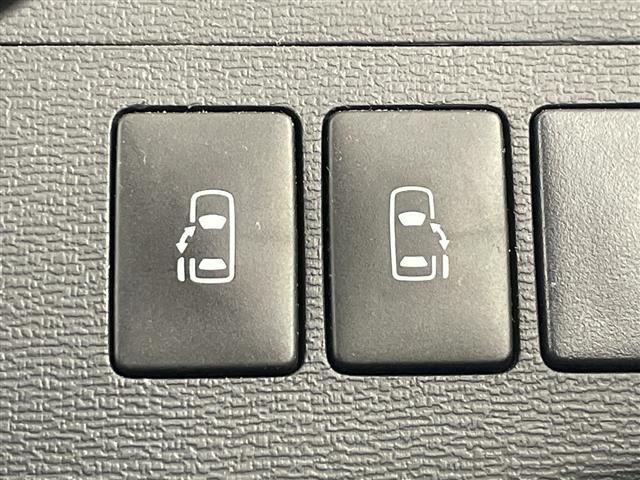 アイシス プラタナ　Ｖセレクション・ノアール　禁煙車　純正７型ナビ　両側パワースライドドア　ステアリングスイッチ　プッシュスタート　スマートキー　オートエアコン　純正フロアマット　ＥＴＣ　純正１６インチアルミホイール　オートライト　横滑り防止装置（3枚目）