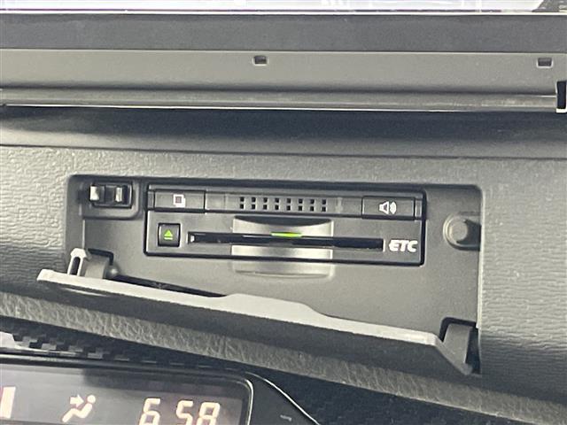 アイシス プラタナ　Ｖセレクション・ノアール　禁煙車　純正７型ナビ　両側パワースライドドア　ステアリングスイッチ　プッシュスタート　スマートキー　オートエアコン　純正フロアマット　ＥＴＣ　純正１６インチアルミホイール　オートライト　横滑り防止装置（4枚目）