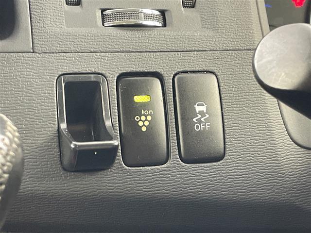 アイシス プラタナ　Ｖセレクション・ノアール　禁煙車　純正７型ナビ　両側パワースライドドア　ステアリングスイッチ　プッシュスタート　スマートキー　オートエアコン　純正フロアマット　ＥＴＣ　純正１６インチアルミホイール　オートライト　横滑り防止装置（6枚目）