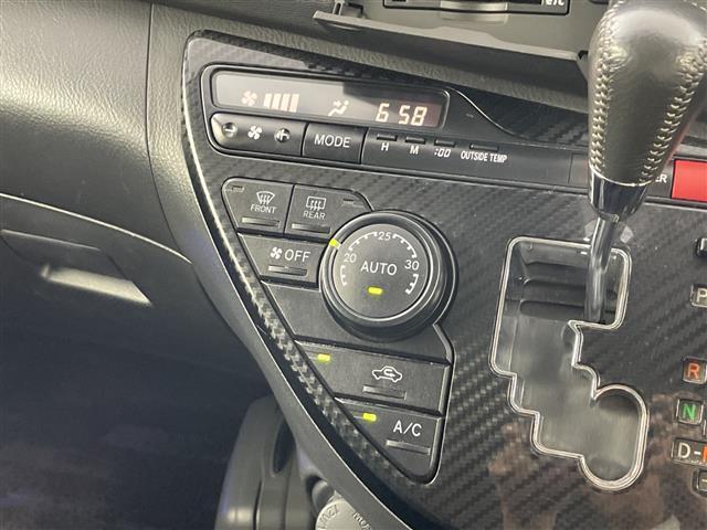 アイシス プラタナ　Ｖセレクション・ノアール　禁煙車　純正７型ナビ　両側パワースライドドア　ステアリングスイッチ　プッシュスタート　スマートキー　オートエアコン　純正フロアマット　ＥＴＣ　純正１６インチアルミホイール　オートライト　横滑り防止装置（7枚目）