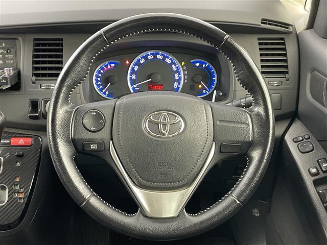 アイシス プラタナ　Ｖセレクション・ノアール　禁煙車　純正７型ナビ　両側パワースライドドア　ステアリングスイッチ　プッシュスタート　スマートキー　オートエアコン　純正フロアマット　ＥＴＣ　純正１６インチアルミホイール　オートライト　横滑り防止装置（9枚目）