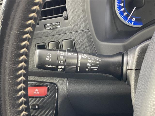 アイシス プラタナ　Ｖセレクション・ノアール　禁煙車　純正７型ナビ　両側パワースライドドア　ステアリングスイッチ　プッシュスタート　スマートキー　オートエアコン　純正フロアマット　ＥＴＣ　純正１６インチアルミホイール　オートライト　横滑り防止装置（10枚目）