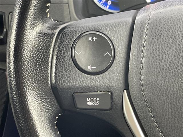 アイシス プラタナ　Ｖセレクション・ノアール　禁煙車　純正７型ナビ　両側パワースライドドア　ステアリングスイッチ　プッシュスタート　スマートキー　オートエアコン　純正フロアマット　ＥＴＣ　純正１６インチアルミホイール　オートライト　横滑り防止装置（11枚目）