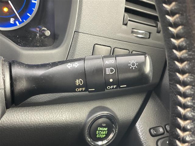 アイシス プラタナ　Ｖセレクション・ノアール　禁煙車　純正７型ナビ　両側パワースライドドア　ステアリングスイッチ　プッシュスタート　スマートキー　オートエアコン　純正フロアマット　ＥＴＣ　純正１６インチアルミホイール　オートライト　横滑り防止装置（12枚目）