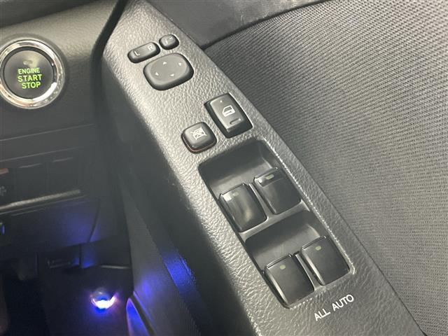 アイシス プラタナ　Ｖセレクション・ノアール　禁煙車　純正７型ナビ　両側パワースライドドア　ステアリングスイッチ　プッシュスタート　スマートキー　オートエアコン　純正フロアマット　ＥＴＣ　純正１６インチアルミホイール　オートライト　横滑り防止装置（13枚目）