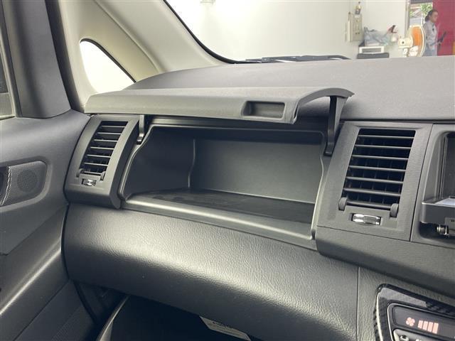 アイシス プラタナ　Ｖセレクション・ノアール　禁煙車　純正７型ナビ　両側パワースライドドア　ステアリングスイッチ　プッシュスタート　スマートキー　オートエアコン　純正フロアマット　ＥＴＣ　純正１６インチアルミホイール　オートライト　横滑り防止装置（18枚目）