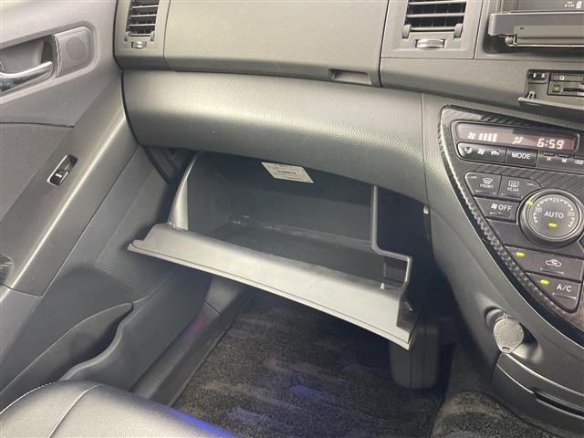 アイシス プラタナ　Ｖセレクション・ノアール　禁煙車　純正７型ナビ　両側パワースライドドア　ステアリングスイッチ　プッシュスタート　スマートキー　オートエアコン　純正フロアマット　ＥＴＣ　純正１６インチアルミホイール　オートライト　横滑り防止装置（19枚目）