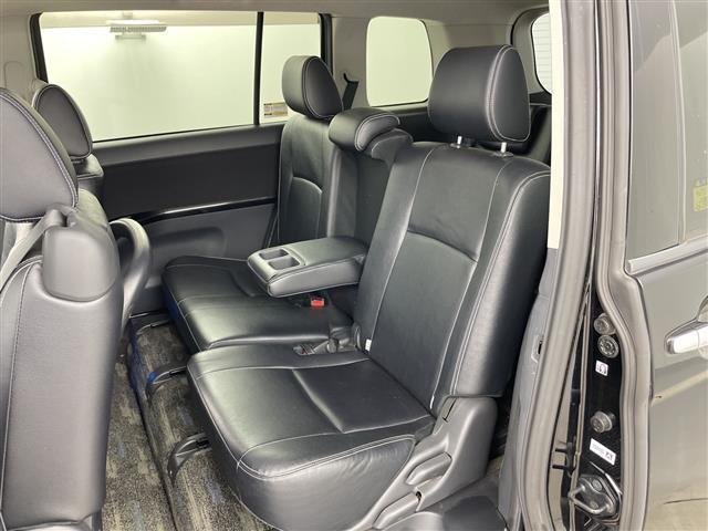 アイシス プラタナ　Ｖセレクション・ノアール　禁煙車　純正７型ナビ　両側パワースライドドア　ステアリングスイッチ　プッシュスタート　スマートキー　オートエアコン　純正フロアマット　ＥＴＣ　純正１６インチアルミホイール　オートライト　横滑り防止装置（21枚目）