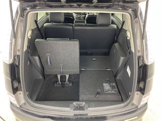 アイシス プラタナ　Ｖセレクション・ノアール　禁煙車　純正７型ナビ　両側パワースライドドア　ステアリングスイッチ　プッシュスタート　スマートキー　オートエアコン　純正フロアマット　ＥＴＣ　純正１６インチアルミホイール　オートライト　横滑り防止装置（25枚目）