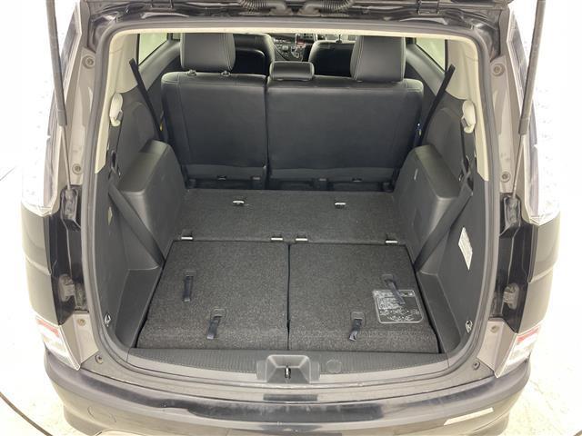 アイシス プラタナ　Ｖセレクション・ノアール　禁煙車　純正７型ナビ　両側パワースライドドア　ステアリングスイッチ　プッシュスタート　スマートキー　オートエアコン　純正フロアマット　ＥＴＣ　純正１６インチアルミホイール　オートライト　横滑り防止装置（27枚目）