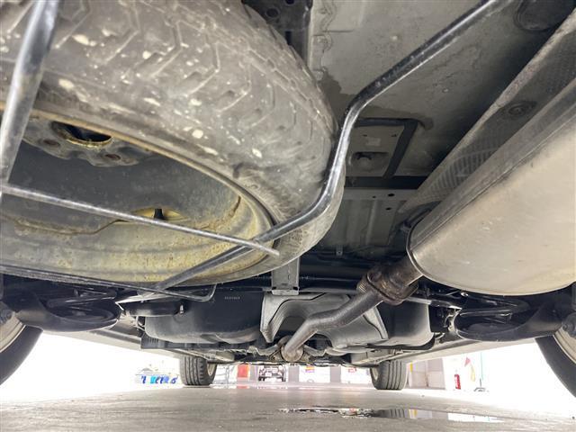 アイシス プラタナ　Ｖセレクション・ノアール　禁煙車　純正７型ナビ　両側パワースライドドア　ステアリングスイッチ　プッシュスタート　スマートキー　オートエアコン　純正フロアマット　ＥＴＣ　純正１６インチアルミホイール　オートライト　横滑り防止装置（43枚目）