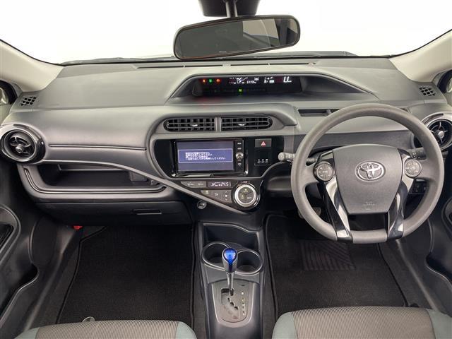 アクア S スタイルブラック 禁煙車 純正7インチナビ バックカメラ 衝突軽減ブレーキ オートマチックハイビーム レーンキープアシスト スマートキー プッシュスタート オートエアコン 純正フロアマット 15インチアルミホイール(2枚目)