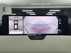 【３６０°ビュー・モニター】まるでクルマを真上から見下ろしたかのような視点で駐車をサポートします！クルマの斜め後ろや真横など、前後左右の４つのカメラの映像が合成されて、モニターに映し出されます。 4