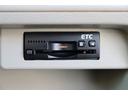 Ｓ　ＥＴＣ　バックカメラ　ナビ　ＴＶ　衝突被害軽減システム　ＨＩＤ　スマートキー　アイドリングストップ　電動格納ミラー　シートヒーター　ベンチシート　ＣＶＴ　盗難防止システム　ＡＢＳ　ＥＳＣ　ＣＤ　ＵＳＢ（22枚目）