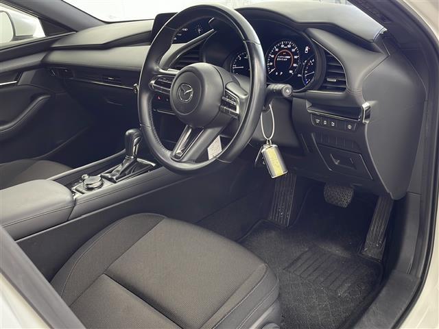 ＭＡＺＤＡ３ファストバック ＸＤバーガンディ　セレクション　／純正ナビ／フルセグＴＶ／バックカメラ／衝突軽減ブレーキ／コーナーセンサー／レーダークルーズコントロール／オートハイビーム／電動パーキングブレーキ／純正アルミホイール／フロアマット／スペアキー／ＥＴＣ（22枚目）