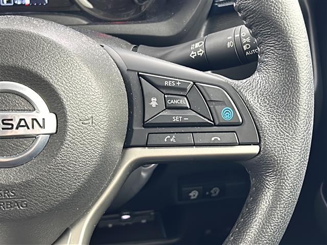 デイズ ハイウェイスター　Ｇターボプロパイロットエディション　純正９インチナビ　ＡＭ　ＦＭ　ＤＶＤ　ＳＤ　ＢＴ　ＡＵＸ　フルセグ　プロパイロット　アラウンドビューモニター　電動パーキングブレーキ　オートホールド　ＬＥＤオートライト　ステアリングスイッチ（6枚目）
