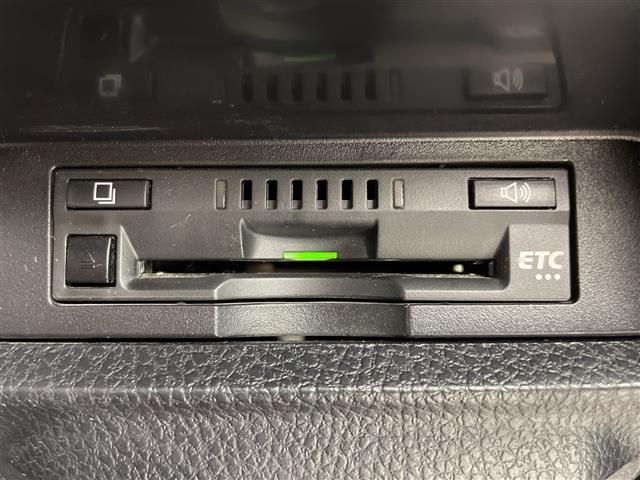 ノア Ｓｉ　ダブルバイビーＩＩＩ　純正１０インチＳＤナビ　純正１２インチフリップダウンモニター　フルセグ　ＢＴ　ＣＤ　ＤＶＤ　バックカメラ　ビルトインＥＴＣ　トヨタセーフティセンス　レーンキープアシスト　クルーズコントロール（7枚目）
