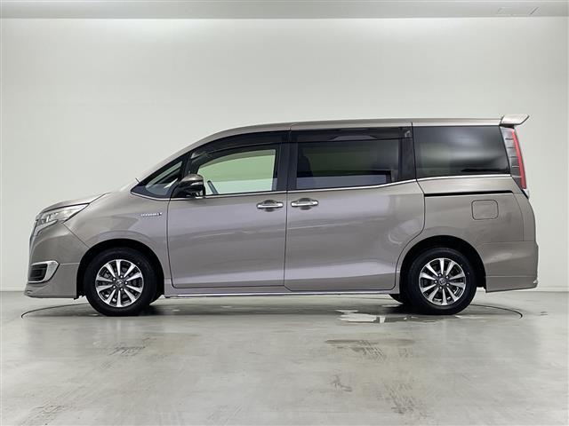エスクァイア ハイブリッドＧｉ　プレミアムパッケージ　トヨタセーフティセンス　プリクラッシュセーフティ　レーンディパーチャーアラート　クルーズコントロール　純正ＳＤ９インチナビ　フルセグ　ＢＴ　ＤＶＤ　ＵＳＢ　バックカメラ　ビルとインＥＴＣ　純正ドラレコ（8枚目）