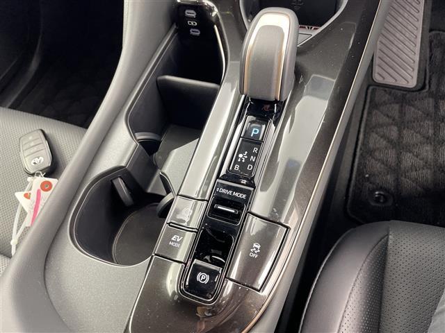 クラウンスポーツ Ｚ　パノラマルーフ　デジタルインナーミラー　ヘッドアップディスプレイ　純正１２．３インチナビ　Ｂｌｕｅｔｏｏｔｈ　ＵＳＢ　ＡｐｐｌｅＣａｒＰｌａｙ　　フルセグ　パノラミックビューモニター　ＥＴＣ２．０（14枚目）