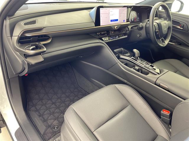 クラウンスポーツ Ｚ　パノラマルーフ　デジタルインナーミラー　ヘッドアップディスプレイ　純正１２．３インチナビ　Ｂｌｕｅｔｏｏｔｈ　ＵＳＢ　ＡｐｐｌｅＣａｒＰｌａｙ　　フルセグ　パノラミックビューモニター　ＥＴＣ２．０（30枚目）