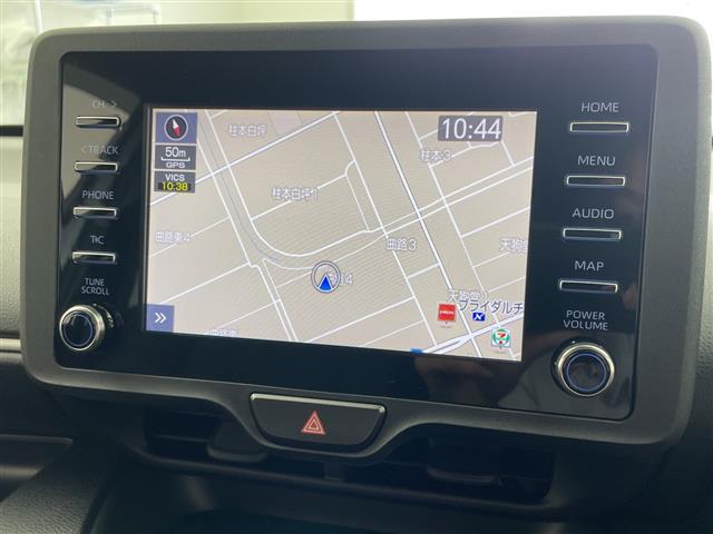 ヤリス ハイブリッドＸ　純正ナビ　ＡＭ　ＦＭ　Ｂｌｕｅｔｏｏｔｈ　バックカメラ　レーダークルーズコントロール　レーンキープアシスト　プリクラッシュセーフティ　ステアリングスイッチ　ビルトインＥＴＣ　オートライト　リモコンキー（3枚目）