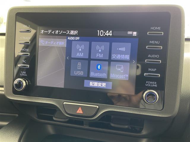 ヤリス ハイブリッドＸ　純正ナビ　ＡＭ　ＦＭ　Ｂｌｕｅｔｏｏｔｈ　バックカメラ　レーダークルーズコントロール　レーンキープアシスト　プリクラッシュセーフティ　ステアリングスイッチ　ビルトインＥＴＣ　オートライト　リモコンキー（4枚目）