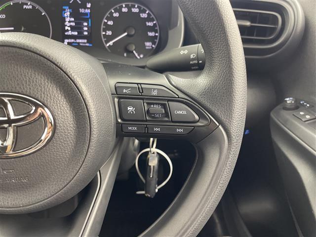 ヤリス ハイブリッドＸ　純正ナビ　ＡＭ　ＦＭ　Ｂｌｕｅｔｏｏｔｈ　バックカメラ　レーダークルーズコントロール　レーンキープアシスト　プリクラッシュセーフティ　ステアリングスイッチ　ビルトインＥＴＣ　オートライト　リモコンキー（6枚目）